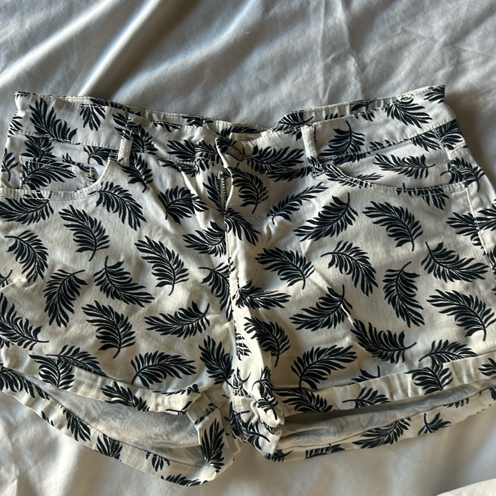 Black and white H&M shorts size 6